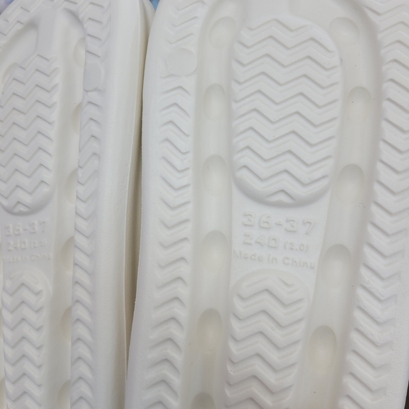 Brand New Sanrio Hello Kitty Big Charm Slippers US 7.5 - Picture 8 of 9